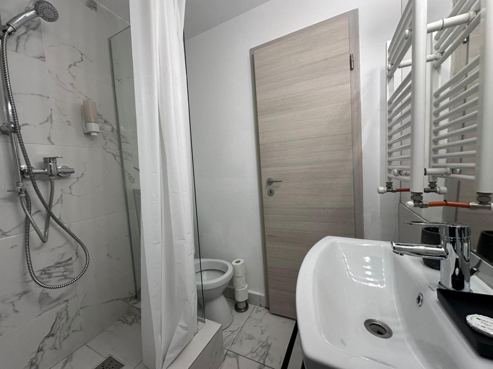 Heights Accommodation City Center Bukares Bagian luar foto